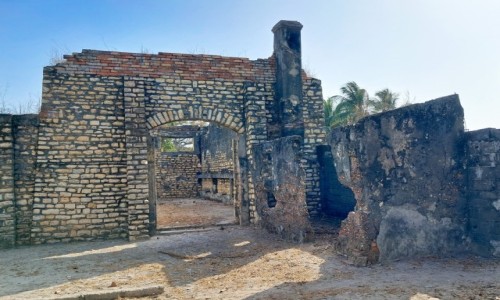 Zdjcie SENEGAL / Ziguinchor / Wyspa Carabane / Ruiny zakadu karnego, zwanego Szko specjaln