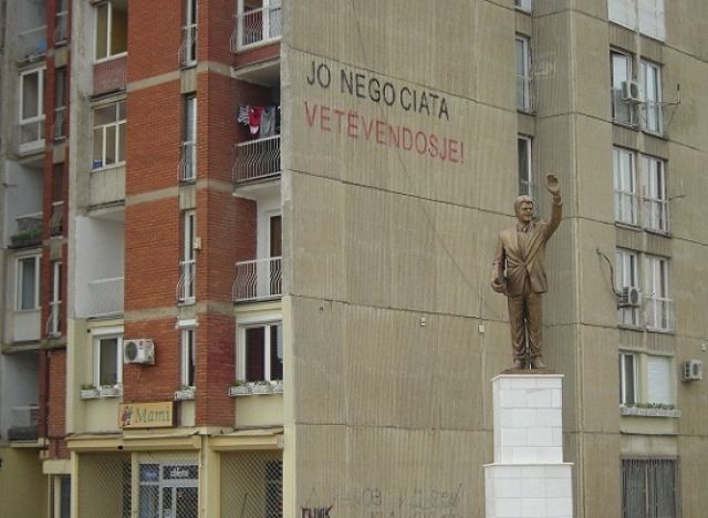 Zdjęcia: Prisztina, Kosowo, Bill Clinton "na blokach" w Prishtinie, SERBIA Zdjęcia: Prisztina, Kosowo, Bill Clinton "na blokach" w Prishtinie, SERBIA