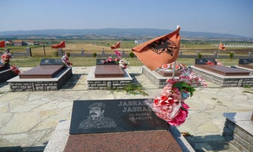 Zdjecie SERBIA / Kosowo / droga Kosovska Mitrovica - Pristina / Cmentarz UCK