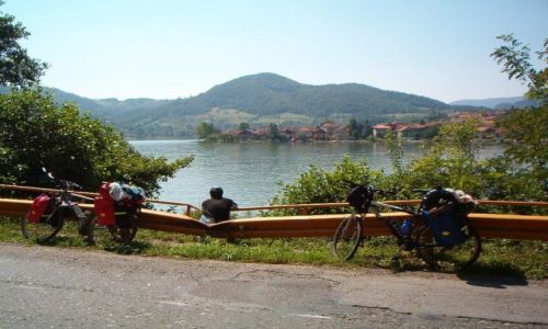 Zdjęcie SERBIA / brak / Nad jeziorem Zwornicko / Chwilka zadumy.
