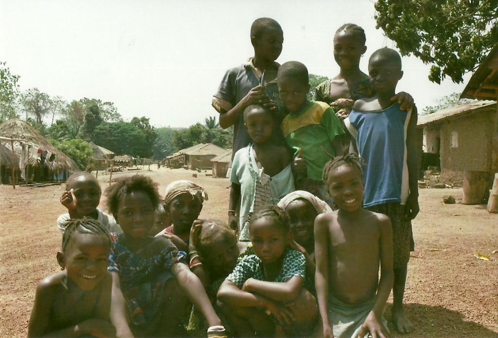 Zdjęcia: Kamakwie, Na zachodzie Sierra Leone, Dzieciaki znad rzeki Mongo, SIERRA LEONE Zdjęcia: Kamakwie, Na zachodzie Sierra Leone, Dzieciaki znad rzeki Mongo, SIERRA LEONE