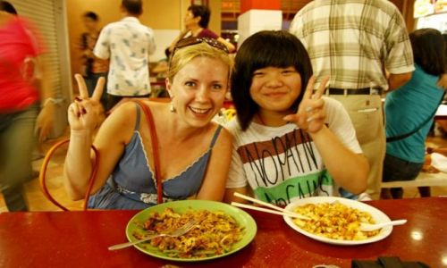 Zdjecie SINGAPUR / Singapur / Food Court in Chinatown / Nowa kolezanka