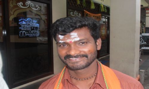 Zdjęcie SINGAPUR / male indie / dzielnica / uśmiechnięty hindus