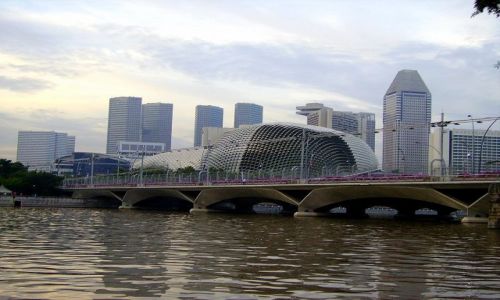 Zdjcie SINGAPUR / Singapore / Singapore River / widok z rzeki na Esplande