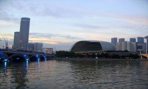 Zdjcie SINGAPUR / Singapore / Singapore Bay / widok z zatoki na Esplande o zmierzchu