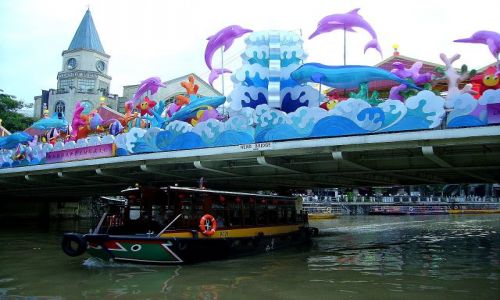 Zdjcie SINGAPUR / Singapur / na rzece Singapore River / kolorowy most na Singapore River