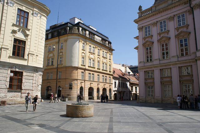 Zdjęcia: Bratysława, Europa Środkowa, Plac przed Pałacem Prymasowskim, SłOWACJA Zdjęcia: Bratysława, Europa Środkowa, Plac przed Pałacem Prymasowskim, SłOWACJA