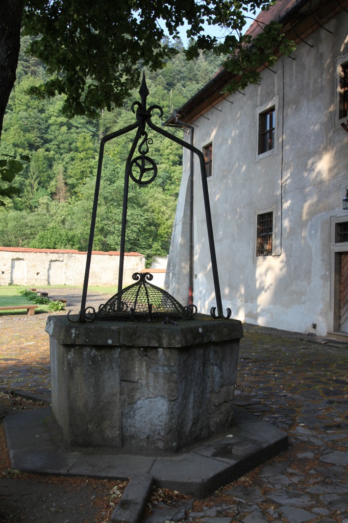 Zdjęcia: Czerwony Klasztor, Pieniny, Studnia klasztorna, SłOWACJA Zdjęcia: Czerwony Klasztor, Pieniny, Studnia klasztorna, SłOWACJA