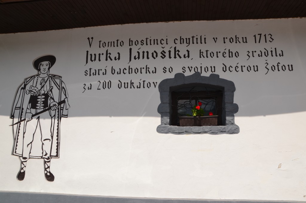 Zdjęcia: Valaska Dubova, Żyliński kraj, Valaska Dubova - ozdoba elewacji karczmy, SłOWACJA Zdjęcia: Valaska Dubova, Żyliński kraj, Valaska Dubova - ozdoba elewacji karczmy, SłOWACJA