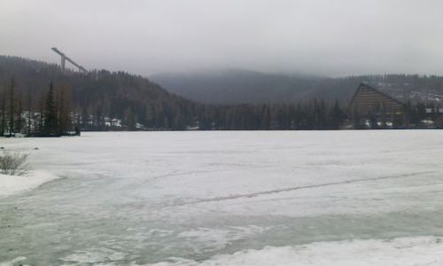 Zdjęcie SłOWACJA / Szczyrbskie Pleso / nad jeziorem / A w górach jeszcze zima