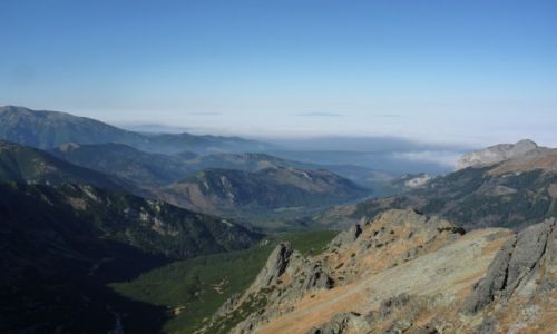Zdjecie SOWACJA / Tatry / w dole koowa dolina a w chmurach czubek babiej gry, pilska i policy / Tatry Wysokie