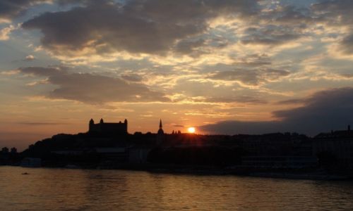 Zdjęcie SłOWACJA / Bratysława / Rzeka Dunaj / Zachód słońca nad miastem