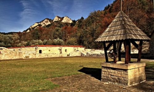 Zdjcie SOWACJA / Powiat Kiemark. / Sromowiec Niny. / Dziedziniec-Widok na szczyt Trzech Koron.