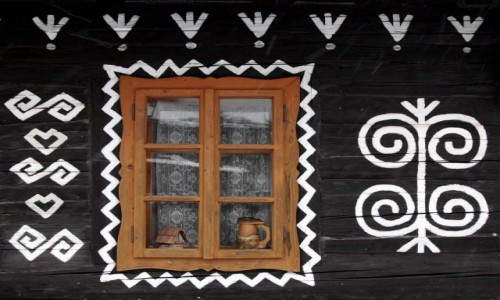 Zdjcie SOWACJA / ilina / imany / Chaty z wapiennym ornamentem