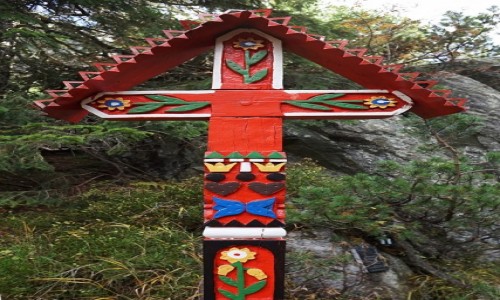 Zdjecie SOWACJA / Wysokie Tatry / Popradsk pleso, Symboliczny cmentarz ofiar gr / Jeden z 60 kolorowych krzyy