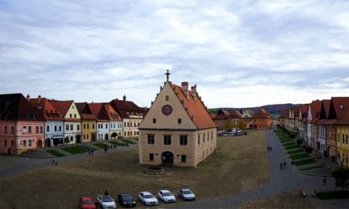 Zdjecie SOWACJA / Szarysz / Bardejw / Rynek,ratusz i kilka aut