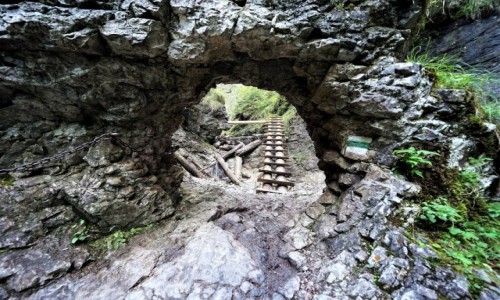 SłOWACJA / Spisz / Słowacki Raj / Droga przez okno