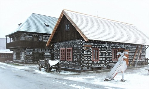 Zdjecie SOWACJA / ylina / Skansen architektury ludowej / W zimowej scenerii