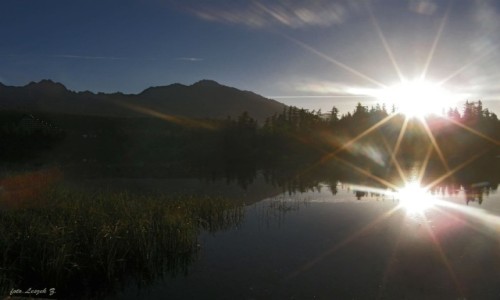 Zdjcie SOWACJA / Wysokie Tatry. / Szczyrbskie Pleso. / Wschd soca nad Szczyrbskim Stawem.