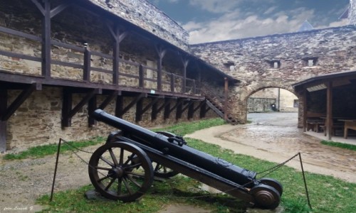 Zdjecie SOWACJA / Kraj preszowski, / Spisz - zamek Lubovna. / Na dziedzicu zamku.(1342-1412)