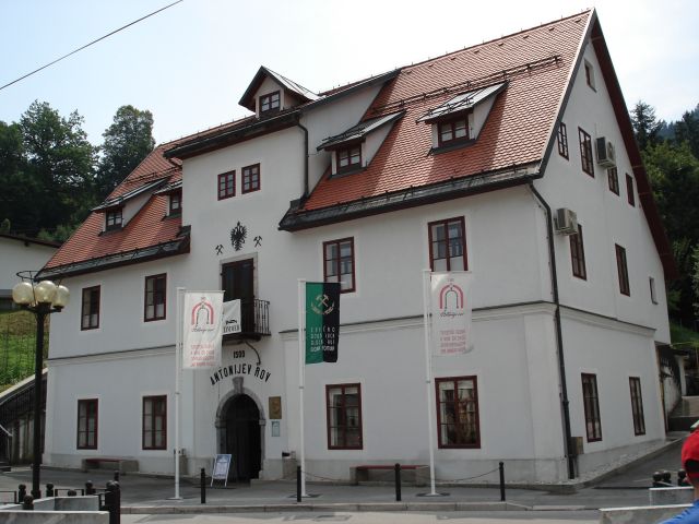 Zdjęcia: Idrija, Gorycja, Wejście do szybu Antoniego, SłOWENIA Zdjęcia: Idrija, Gorycja, Wejście do szybu Antoniego, SłOWENIA
