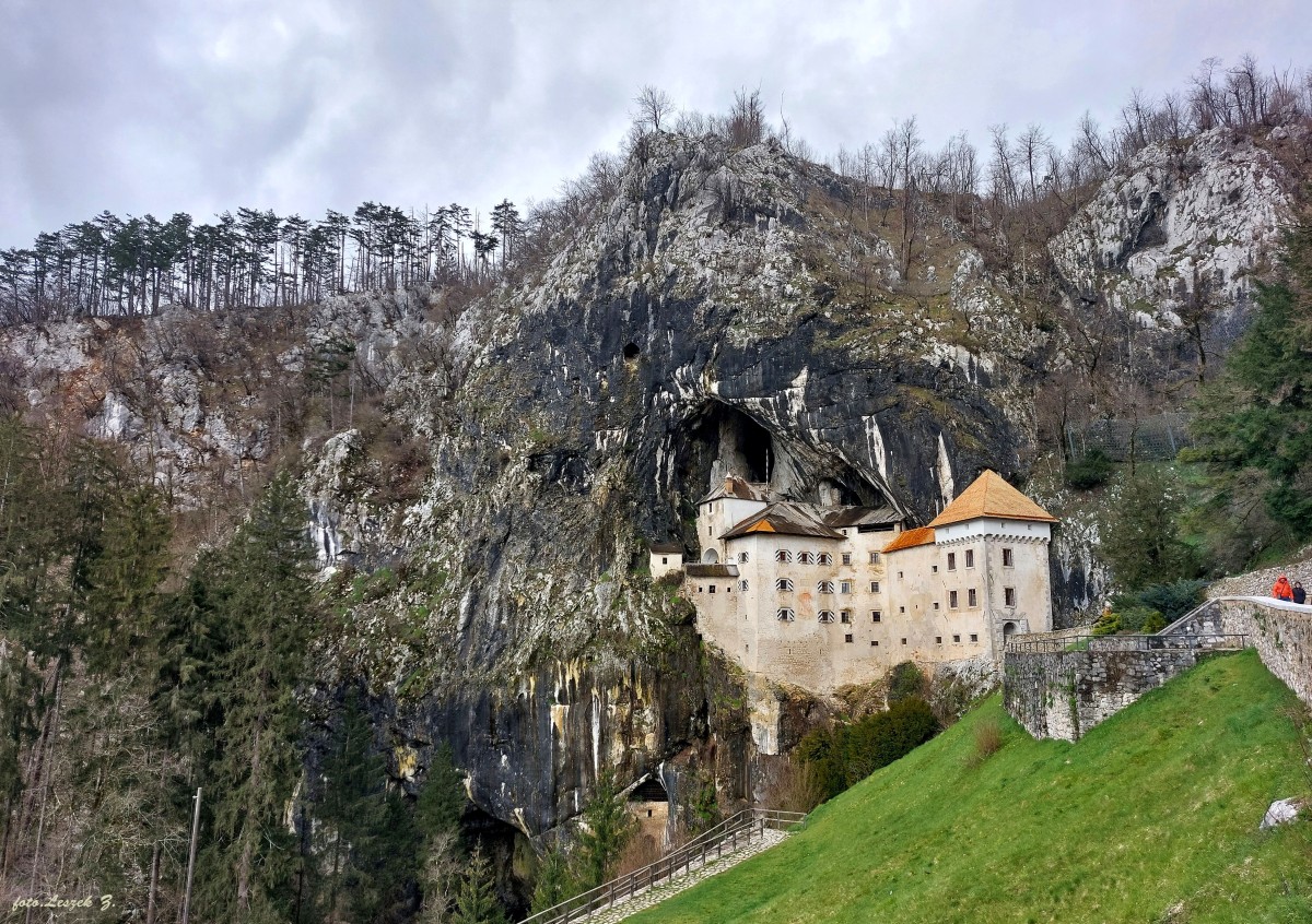 Zdjęcia: Predjama,, Gminie Postojna., Zamek Predjama - największy zamek jaskiniowy na świecie., SłOWENIA Zdjęcia: Predjama,, Gminie Postojna., Zamek Predjama - największy zamek jaskiniowy na świecie., SłOWENIA
