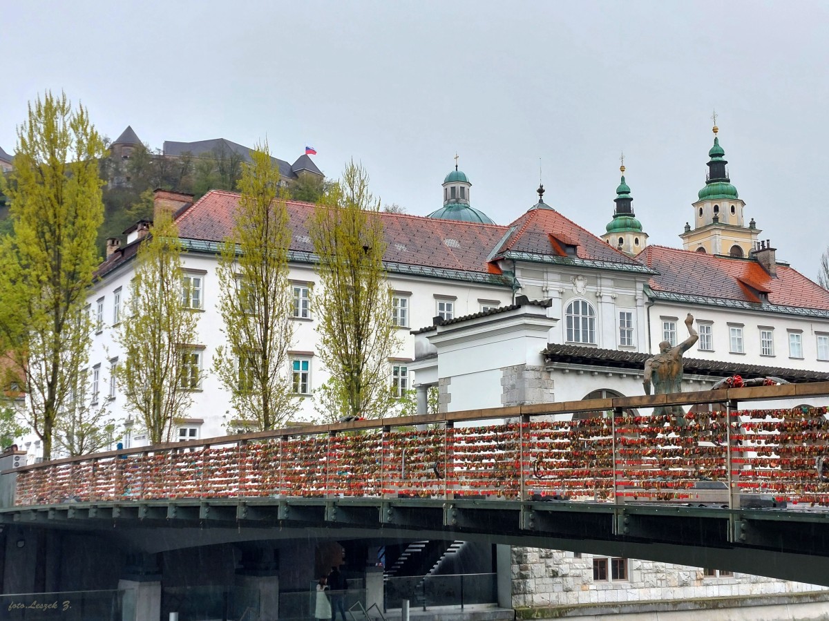 Zdjęcia: Ljubliana., Lubliana., Kłódki zakochanych na "Moście Rzeźników" (jedna strona)., SłOWENIA Zdjęcia: Ljubliana., Lubliana., Kłódki zakochanych na "Moście Rzeźników" (jedna strona)., SłOWENIA