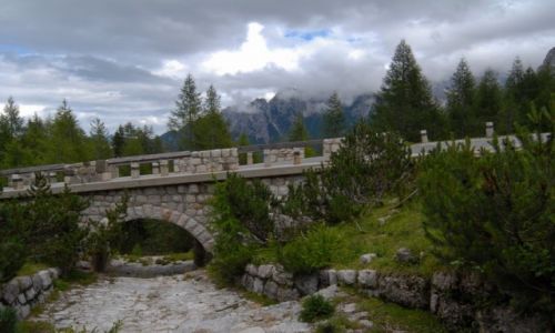 Zdjcie SOWENIA / Triglavski Park Narodowy / Ruska Cesta / Mieszka pod takim mostem, to przyjemno