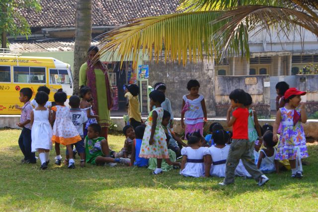 Zdjęcia: , , Przedszkolaki na spacerze, SRI LANKA Zdjęcia: , , Przedszkolaki na spacerze, SRI LANKA