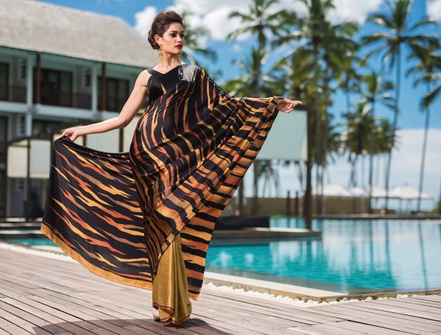 Zdj cia: Studio batiku w Marawila, Kolombo, Modelka w sari, ktre wykonano technik batiku, SRI LANKA