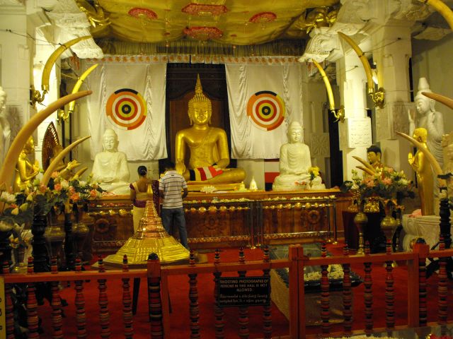 Zdjęcia: świątynia Zęba Buddy, Kandy, gł.ołtarz świątyni Zęba Buddy, SRI LANKA Zdjęcia: świątynia Zęba Buddy, Kandy, gł.ołtarz świątyni Zęba Buddy, SRI LANKA