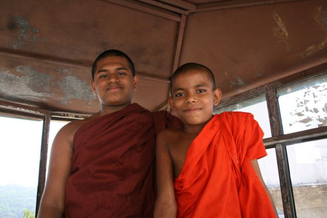 Zdjęcia: Kandy, Mlodzi mnisi, SRI LANKA Zdjęcia: Kandy, Mlodzi mnisi, SRI LANKA