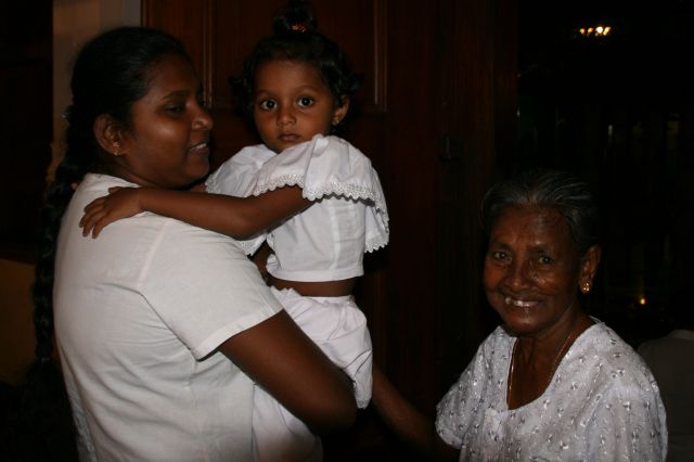 Zdjęcia: Kandy; swiatynia Zeba Buddy , Trzy pokolenia, SRI LANKA Zdjęcia: Kandy; swiatynia Zeba Buddy , Trzy pokolenia, SRI LANKA