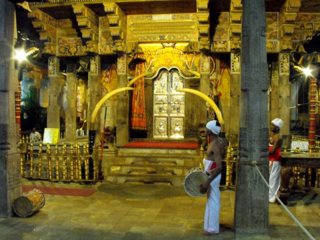 Zdjęcia: Kandy, Kandy, ołtarz gł.świątyni zęba, SRI LANKA Zdjęcia: Kandy, Kandy, ołtarz gł.świątyni zęba, SRI LANKA
