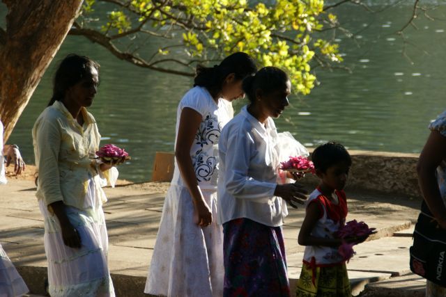 Zdjęcia: Kendy, Kendy, Kolejka  do  świątyni , SRI LANKA Zdjęcia: Kendy, Kendy, Kolejka  do  świątyni , SRI LANKA