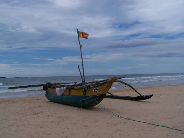 Zdjęcia: Bentota, pd. wybrzeże, łódka na plaży w Bentota, SRI LANKA Zdjęcia: Bentota, pd. wybrzeże, łódka na plaży w Bentota, SRI LANKA