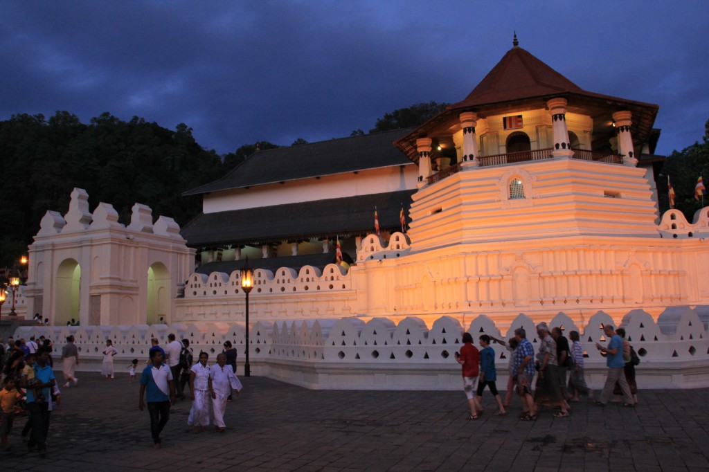 Zdjęcia: Kandy, Kandy, Świątynia Zęba Buddy, SRI LANKA Zdjęcia: Kandy, Kandy, Świątynia Zęba Buddy, SRI LANKA
