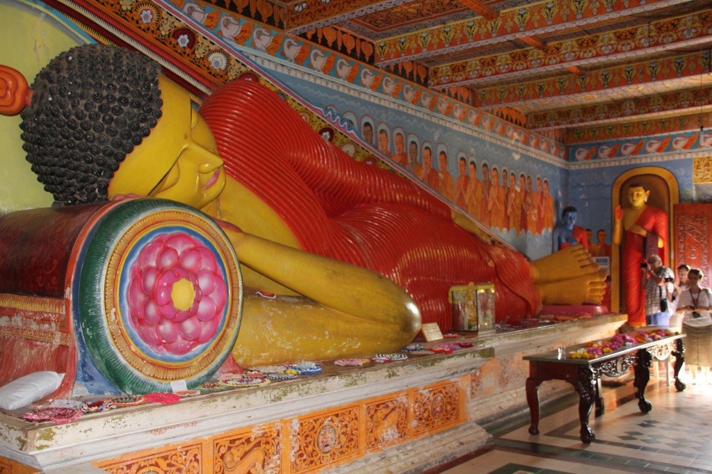 Zdjęcia: Anuradhapura, Anuradhapura, Leżący Budda, SRI LANKA Zdjęcia: Anuradhapura, Anuradhapura, Leżący Budda, SRI LANKA