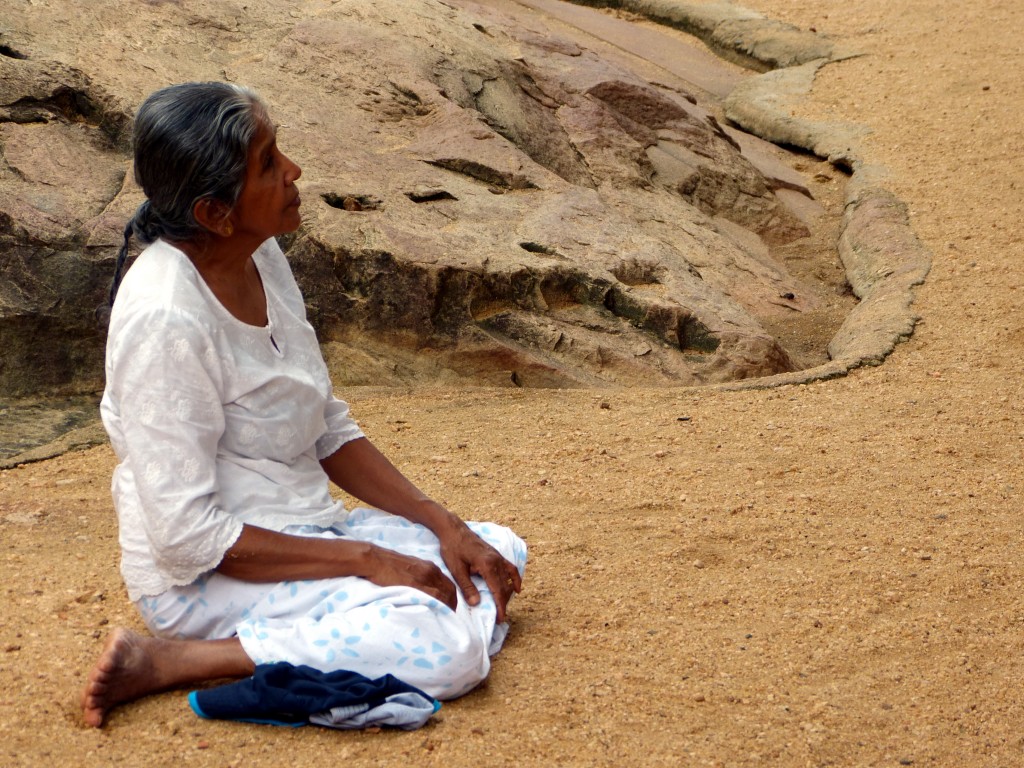 Zdjęcia: Polonnaruwa, Prowincja Północno-Centralna, Modlitwa, SRI LANKA Zdjęcia: Polonnaruwa, Prowincja Północno-Centralna, Modlitwa, SRI LANKA
