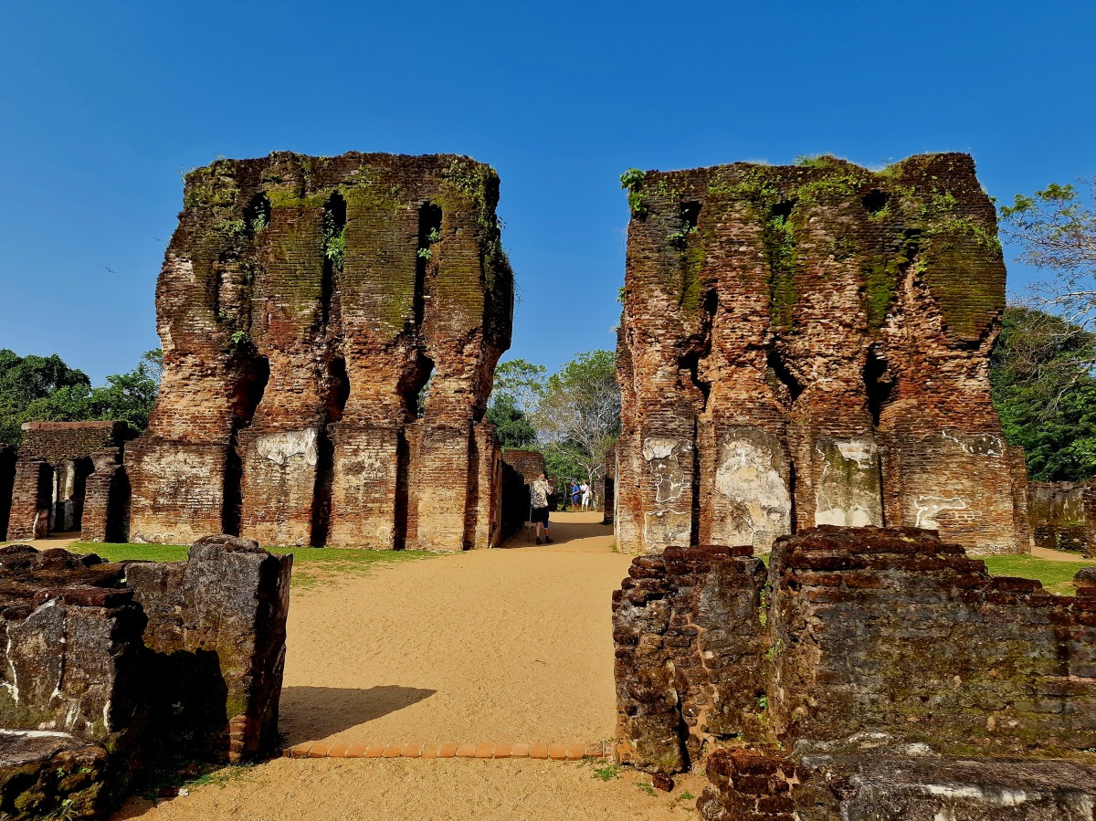 Zdjęcia: Polonnaruwa, Polonnaruwa, Ruiny pałacu królewskiego, SRI LANKA Zdjęcia: Polonnaruwa, Polonnaruwa, Ruiny pałacu królewskiego, SRI LANKA