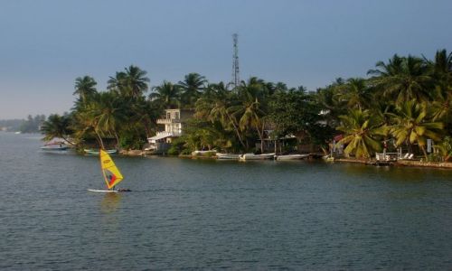 Zdjęcie SRI LANKA / Bentota / okolice ujscia rzeki do oceanu / na rzece Bentota