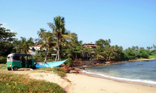 Zdj�cie SRI LANKA / Po�udnie Wyspy / Batigala / Oni mog� powiedzie�, �e mieszkaj� na pla�y :)
