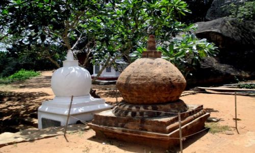 Zdjcie SRI LANKA / Sri Lanka centralna / Mihintale / Siostry w wierze