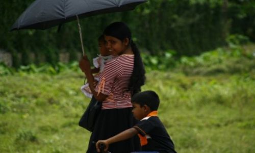 Zdjecie SRI LANKA / Galle / na trasie Galle-Deniyaya / Troskliwa siostra