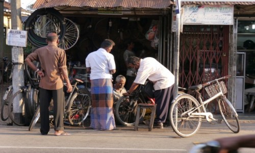 Zdjecie SRI LANKA / - / Jaffna / Rowerowy- naprawy...