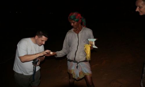 Zdjecie SRI LANKA / Poludnie / Hikkaduwa / Jajo zolwia o wygladzie pileczki ping-pongowej