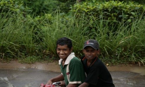 Zdjęcie SRI LANKA / Poludnie / Deniyaya / Chlopcy na rowerze