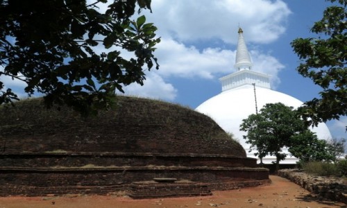 SRI LANKA / Trjkat Kulturowy / Mihintale / Mahaseya i dagoba Mahindy (na pierwszym planie)