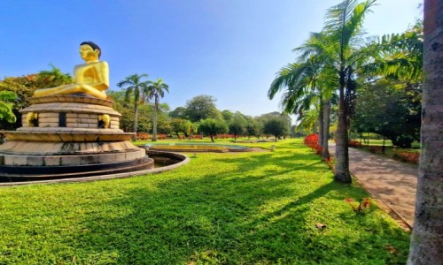 Zdjęcie SRI LANKA / Kolombo / park Viharamahadevi / Złoty Budda
