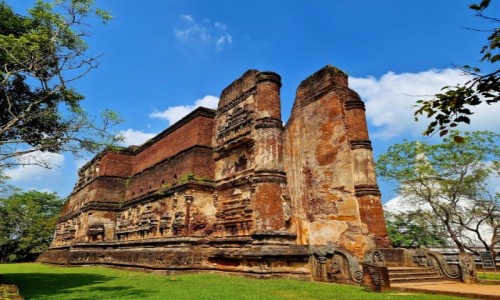 Zdjęcie SRI LANKA / Polonnaruwa / Polonnaruwa / Jedna ze świątyń
